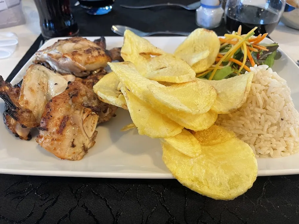 Frango Com Patatas Poulet Avec Pommes de Terre Et Du Riz